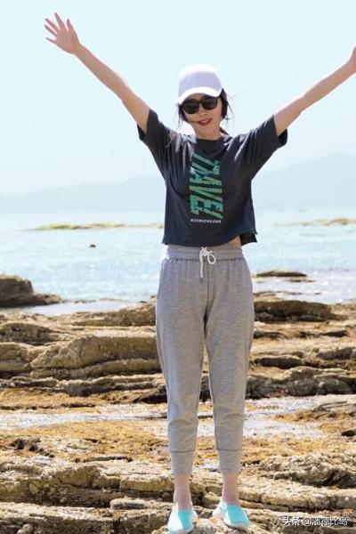 灰色裤子如何搭配衣服夏