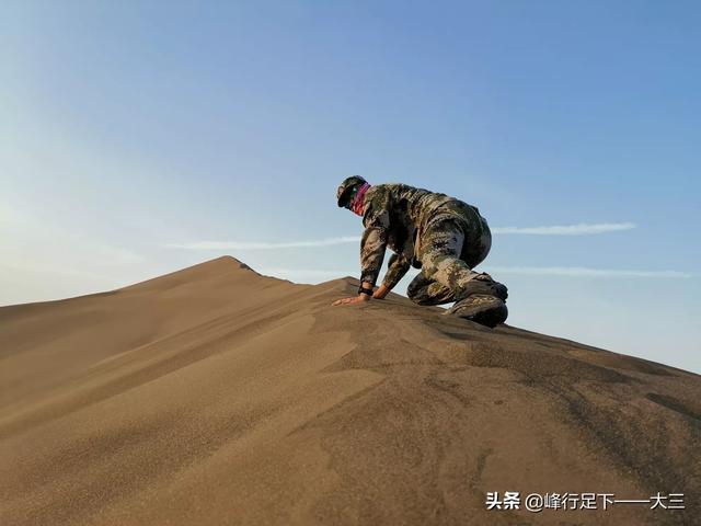 在沙漠到底穿什么衣服拍照好看？在沙漠拍照穿什么颜色的衣服鞋子