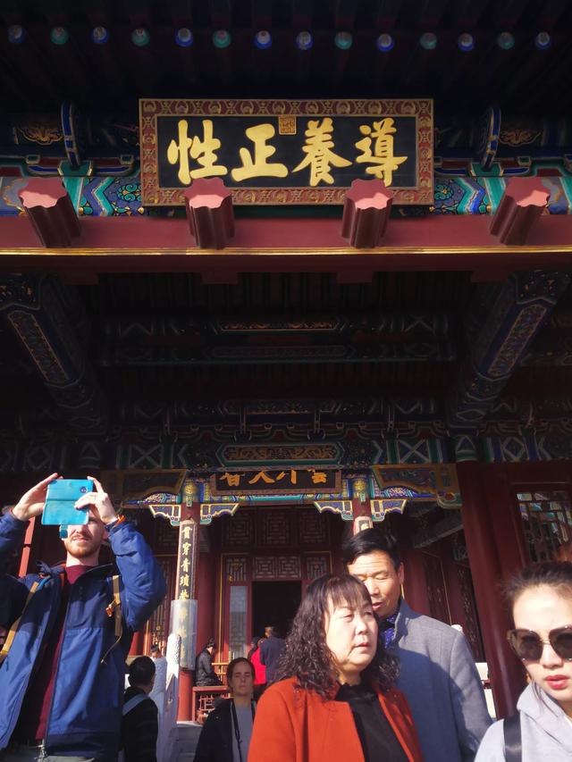 虎跳峡旅游穿搭海边， 虎跳峡值得去吗