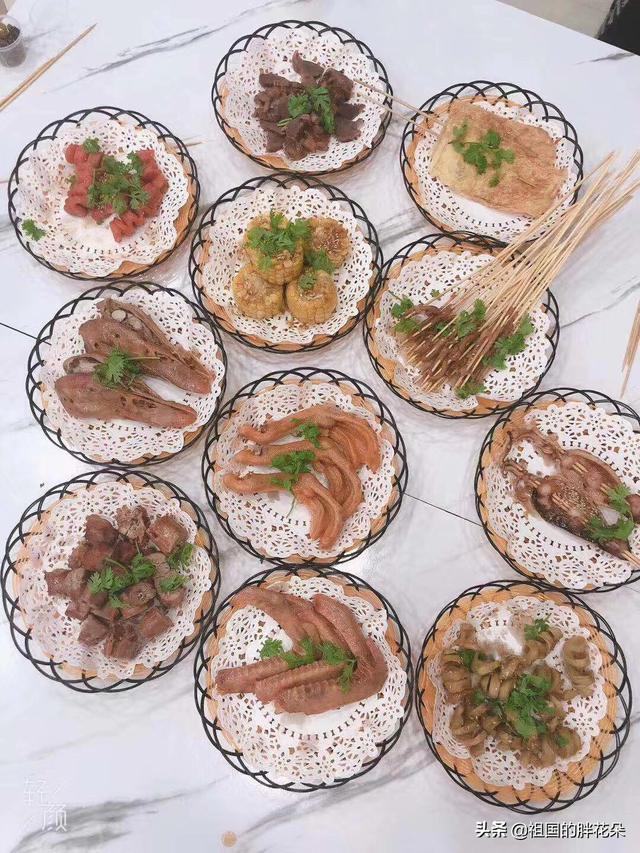 [美少女餐厅]什么店里服务员是穿西装的？