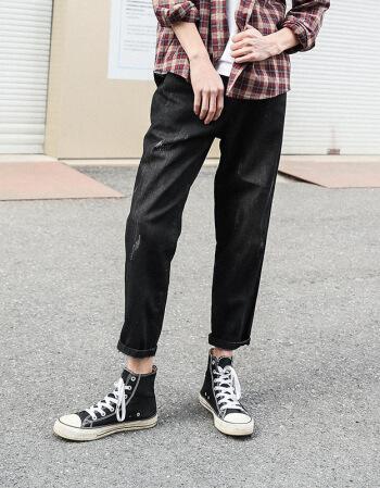 穿黑色宽松的牛仔裤，上身应该怎么搭配才完美？或者说说整体？