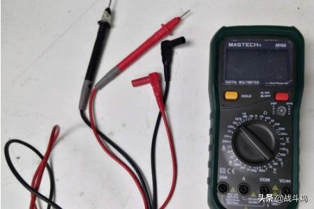 使用万用表测量电池电压和电流？