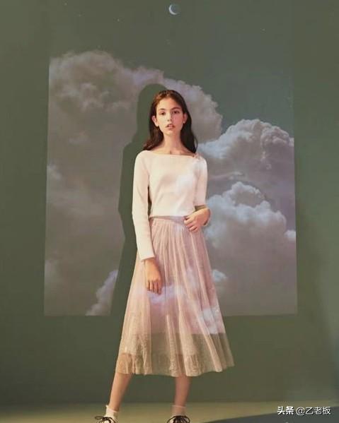 白色针织薄开衫如何搭配(图5)