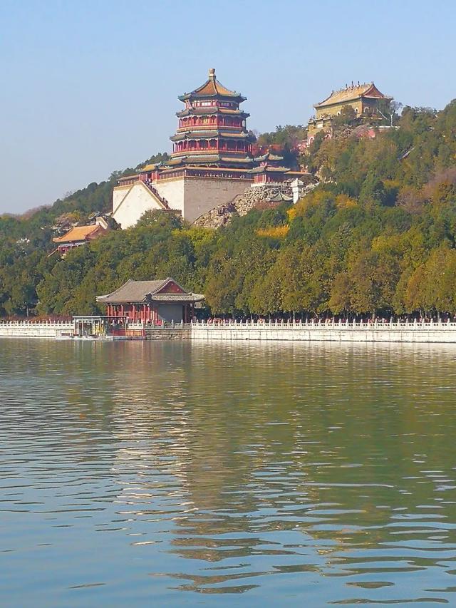 虎跳峡旅游穿搭海边， 虎跳峡值得去吗