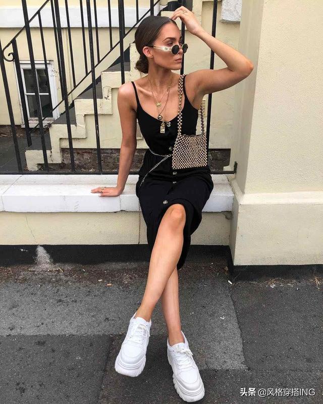 黑色休闲连衣裙如何搭配(图2)