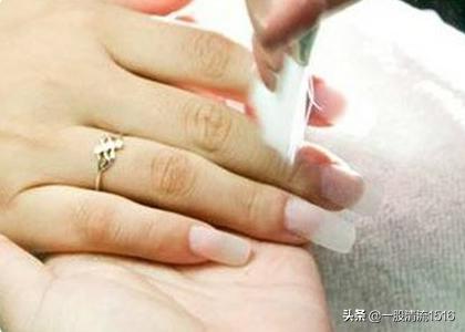 小指甲美甲图片（美甲甲片可以用指甲剪剪吗？）