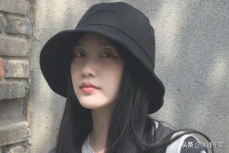 夏天帽子怎么搭配衣服(图1)
