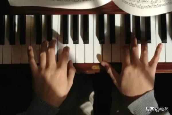 学钢琴的最佳年龄和好处（开始学钢琴的最佳年龄）