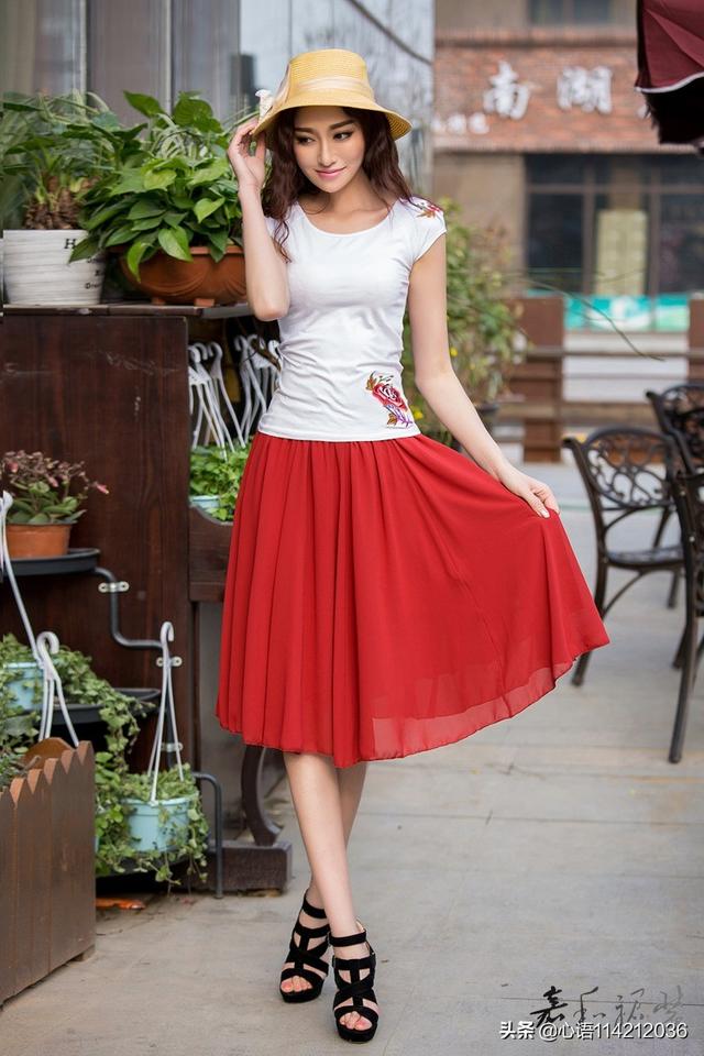 红色大摆半身长裙怎么搭配？红色半身长裙搭配什么样的上衣好看？