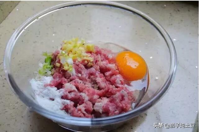 红烧狮子头的家常做法（红烧狮子头的家常做法？）