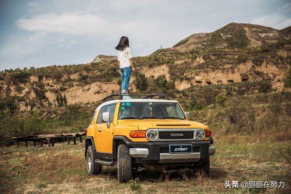 黑色旅游鞋如何穿搭女， 黑色旅游鞋如何穿搭女士