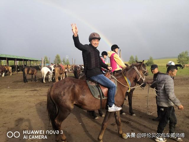 骆驼失控将游客摔下来_中国有什么地方能骑马？