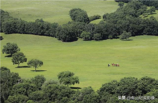 秋天旅游草原穿搭， 秋天旅游草原穿搭图片