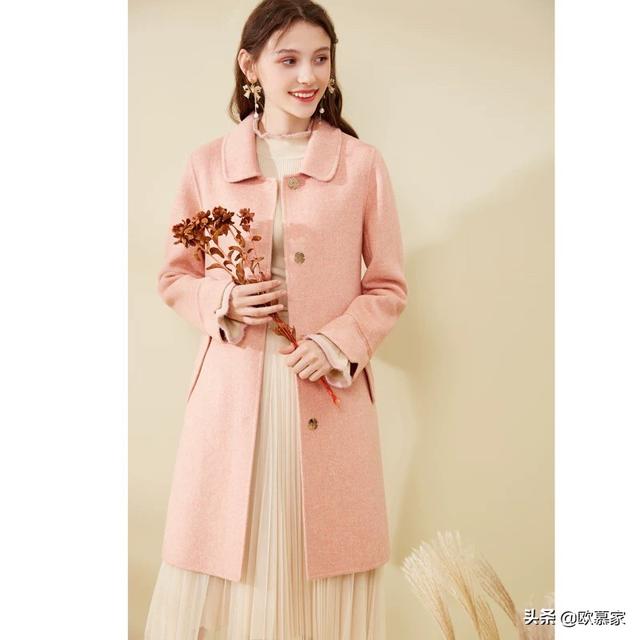 半高领粉色毛衣如何搭配