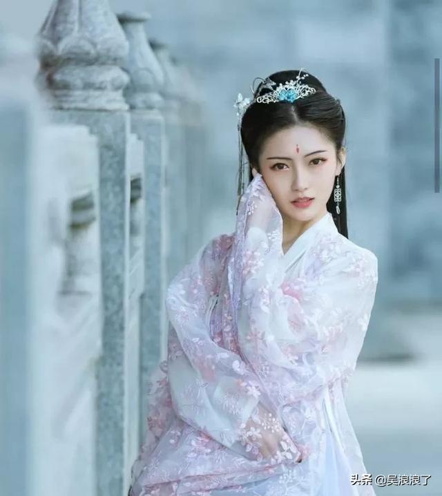 想当演员第一步怎么走（初中毕业想学演员去哪个学校）