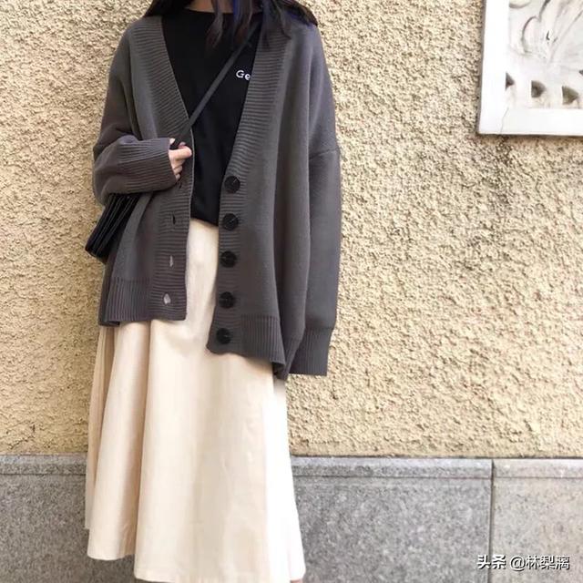 米白色短裙如何搭配毛衣(图43)