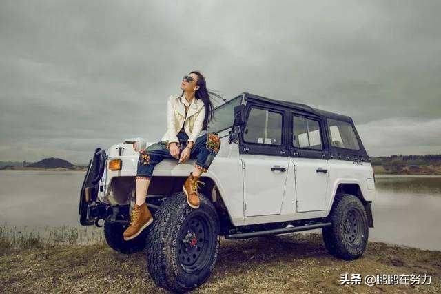 黑色旅游鞋如何穿搭女， 黑色旅游鞋如何穿搭女士