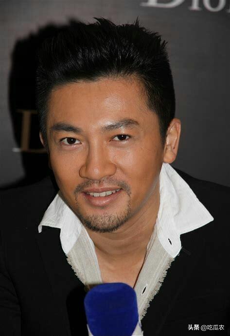 有句话说:发型决定颜值,其实这几年苏有朋的颜值没有多大变化,也算得