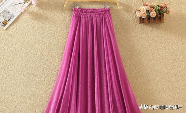 紫罗兰色的裙子应该搭配什么颜色的鞋子？