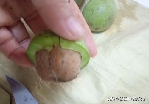 新鲜的核桃仁怎么脱皮吃(图3)