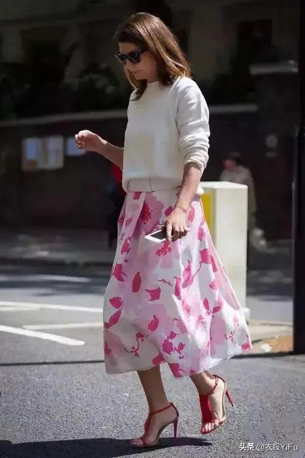 米白色短裙如何搭配毛衣(图12)