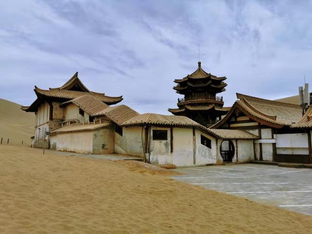 [大漠英雄联盟基地]甘肃沙漠旅游好去处，甘肃沙漠旅游去哪里好？