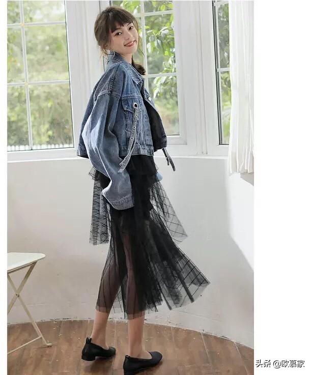 黑色紧身吊带如何搭配衣服(图6)