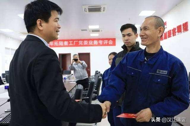 男人默默保护一个女人(图1)