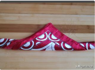 复古红玫瑰胸针如何搭配(图4)