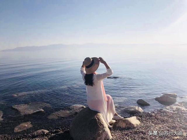 旅游亮色衣服穿搭， 旅游亮色衣服穿搭图片