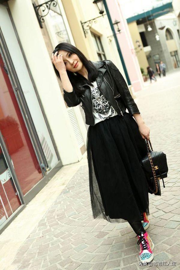 黑色紧身吊带如何搭配衣服(图9)