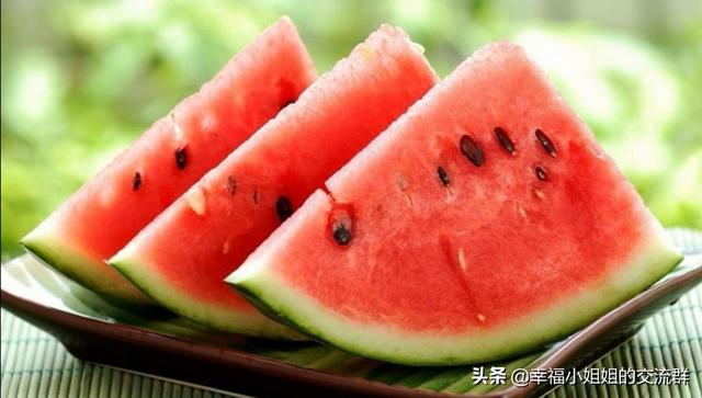 西瓜红的衣服怎么搭配(图1)