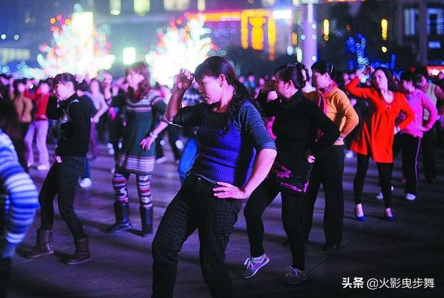 老年女性学习跳广场舞(图3)