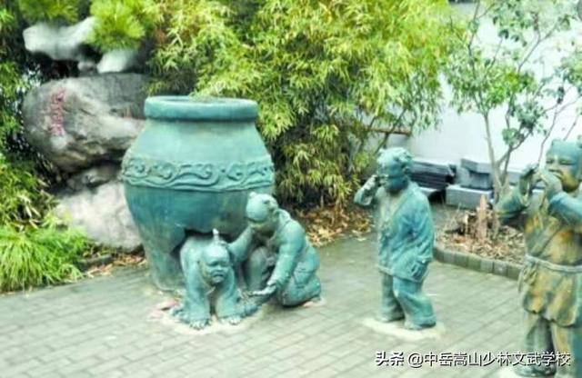司马光砸缸雕塑像猴（司马光砸缸大指是什么意思？）