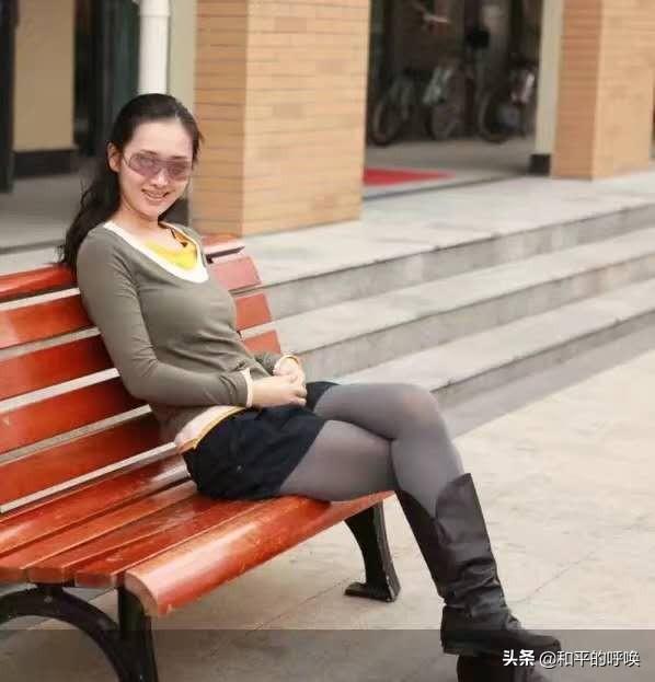 烟灰色打底袜怎么搭配(图8)
