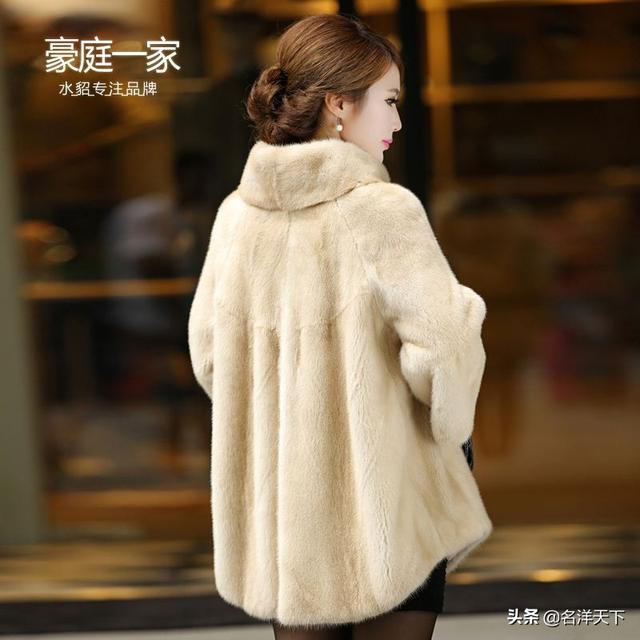 黑色水貂绒毛衣如何搭配(图4)