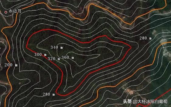 且数值从中心向四周逐渐降低,盆地或洼地等高线闭合,且数值从中心向