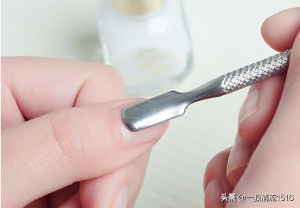小指甲美甲图片（美甲甲片可以用指甲剪剪吗？）