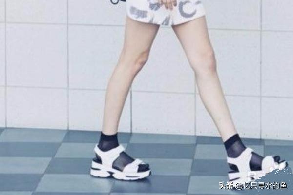 凉鞋和袜子如何搭配衣服(图5)