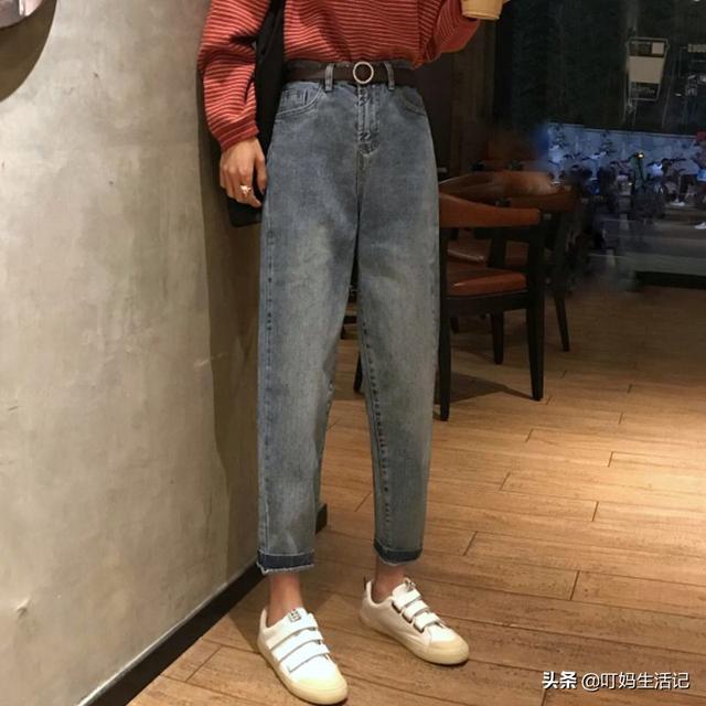 中学生女搭配深蓝色的牛仔哈伦裤用什么衣服，请配上图片？深蓝色牛仔哈伦裤搭配什么衣服好看？