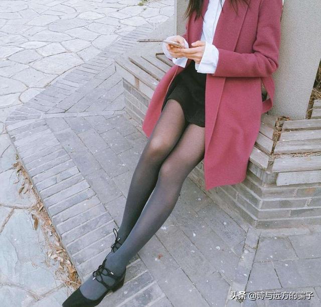 烟灰色打底袜怎么搭配(图1)