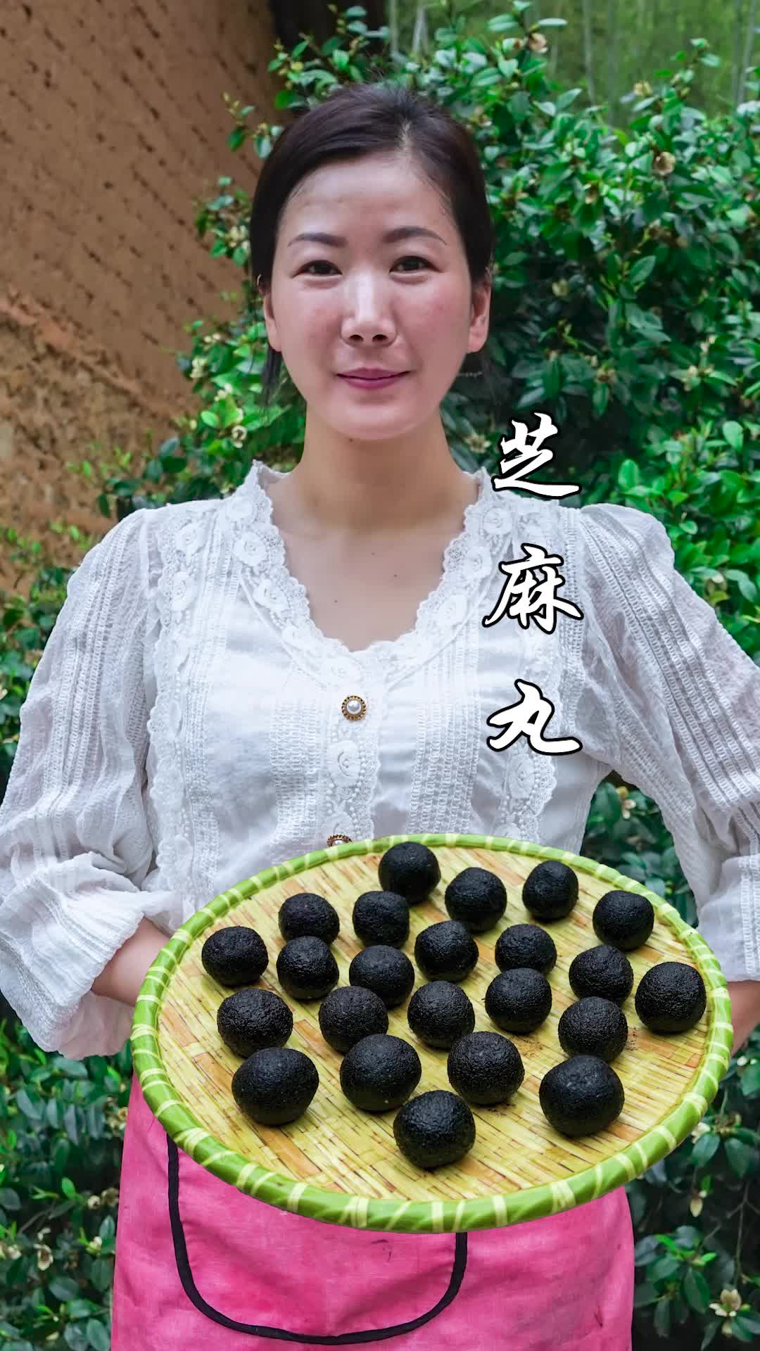 客家英子: 用五黑食材做出来的芝麻丸糯香营养，奶奶也特别爱吃，大家都要多吃黑芝麻哦 #黑芝麻丸#客家英子 #抖音美食制作人