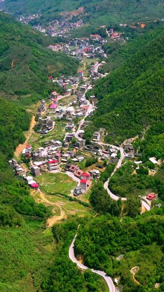 这里是感德镇,距县城68公里,有"中国茶叶第一镇"之称.