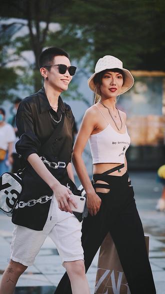 奶茶和小忙狗,怎么选@玉总lesley@小忙狗mango#玉总街拍#蜀都街拍